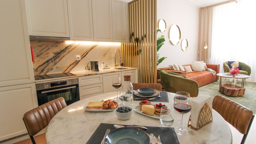 Luxurious Flat in City Center by LovelyStay