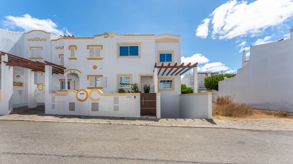 Luxurious 3 BDR House W/ Pool & BBQ by LovelyStay