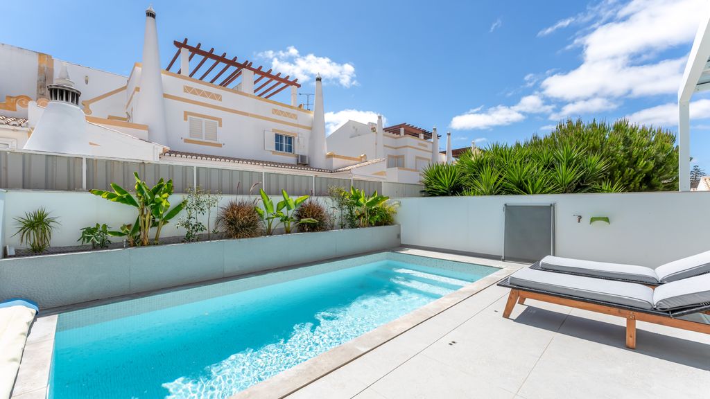 Luxurious 3 BDR House W/ Pool & BBQ by LovelyStay