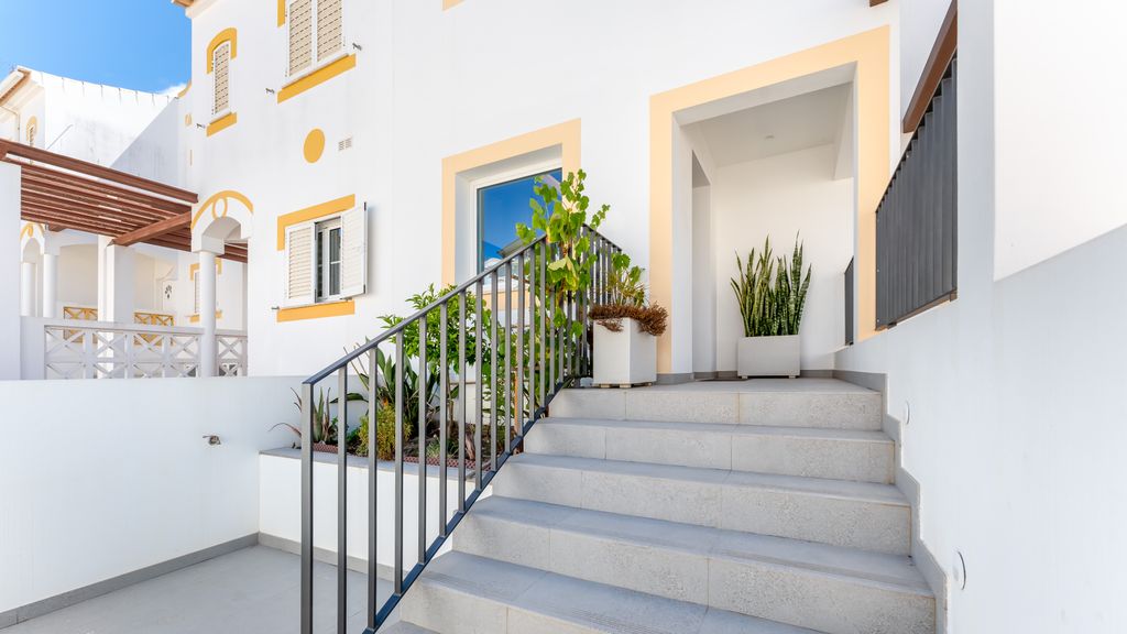 Luxurious 3 BDR House W/ Pool & BBQ by LovelyStay