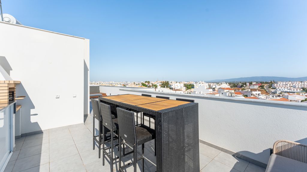 Modern 2 BDR Flat W/ Pool by LovelyStay