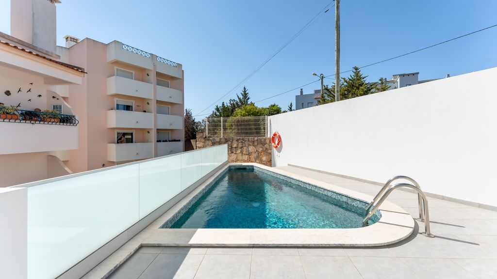 Modern 2 BDR Flat W/ Pool by LovelyStay