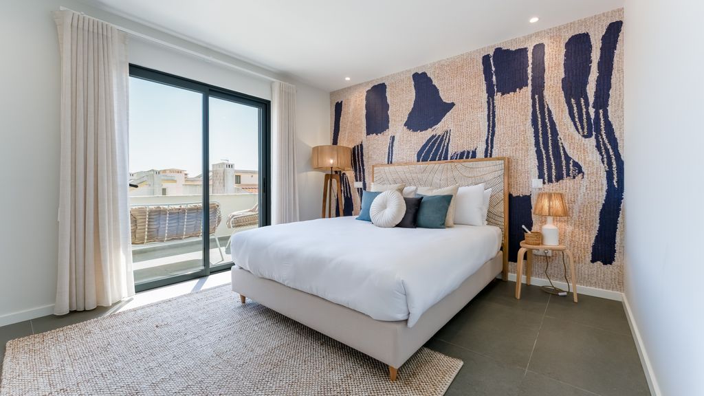 Modern 2 BDR Flat W/ Pool by LovelyStay