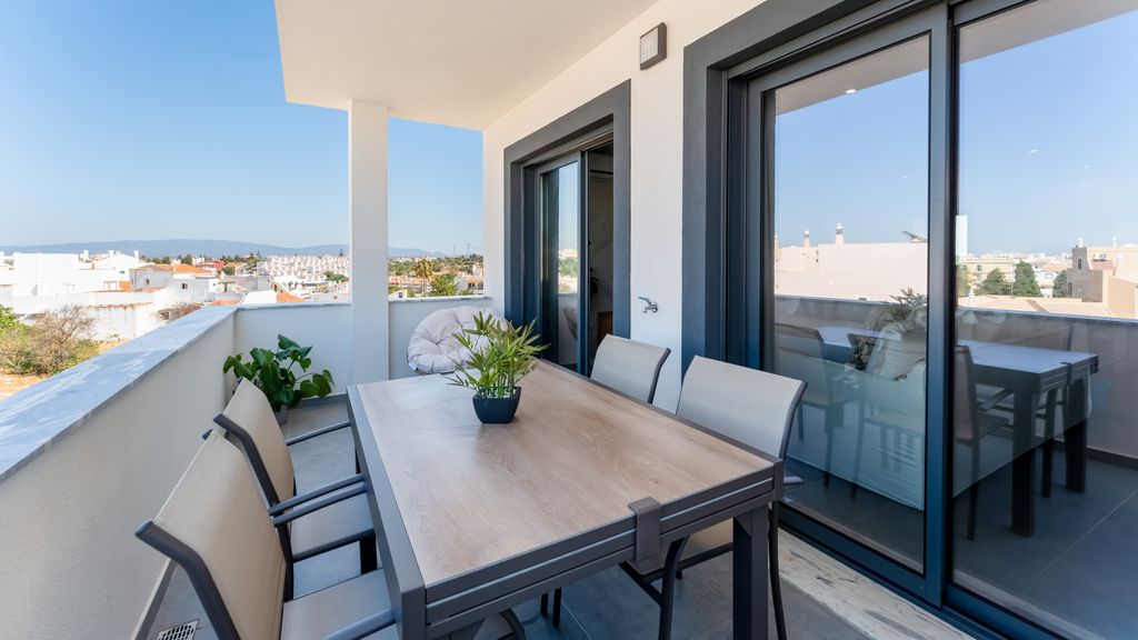 Modern 2 BDR Flat W/ Pool by LovelyStay