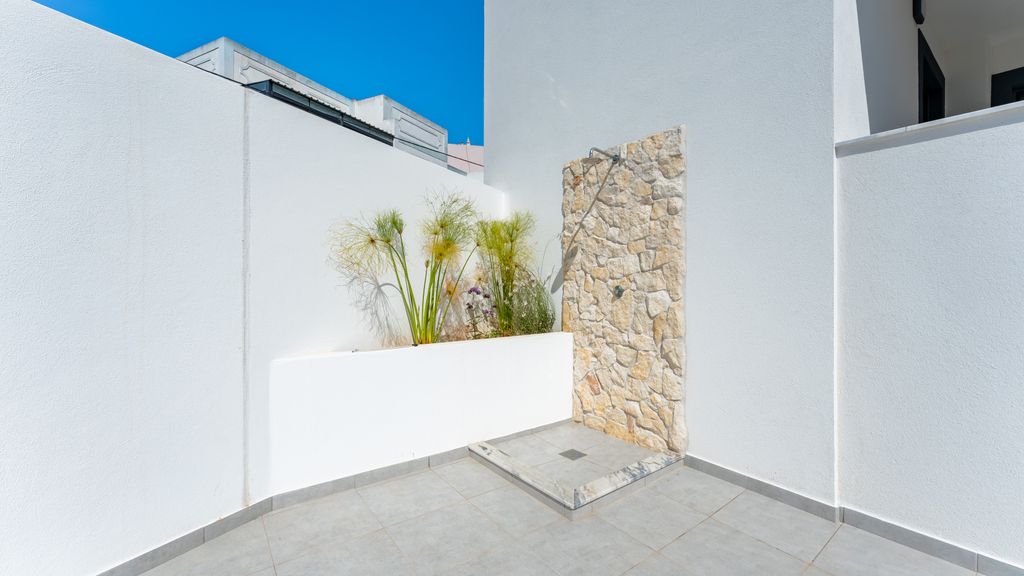 Modern 2 BDR Flat W/ Pool by LovelyStay