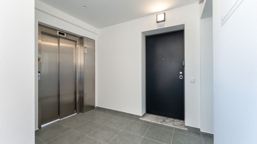 Modern 2 BDR Flat W/ Pool by LovelyStay