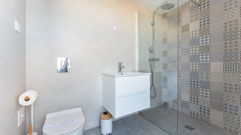 Modern 2 BDR Flat W/ Pool by LovelyStay