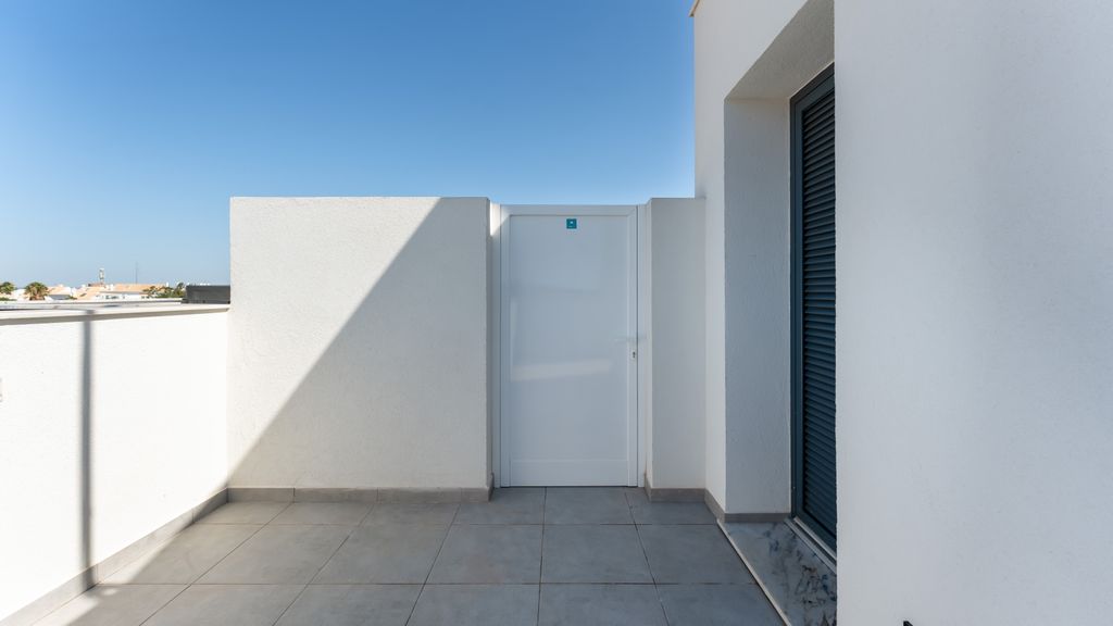 Modern 2 BDR Flat W/ Pool by LovelyStay