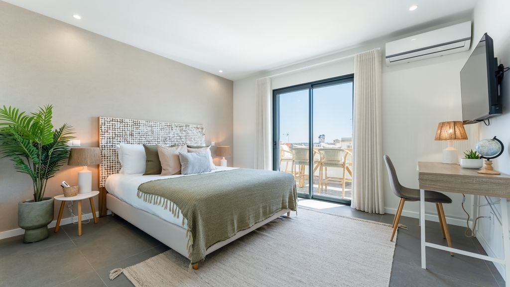 Modern 2 BDR Flat W/ Pool by LovelyStay