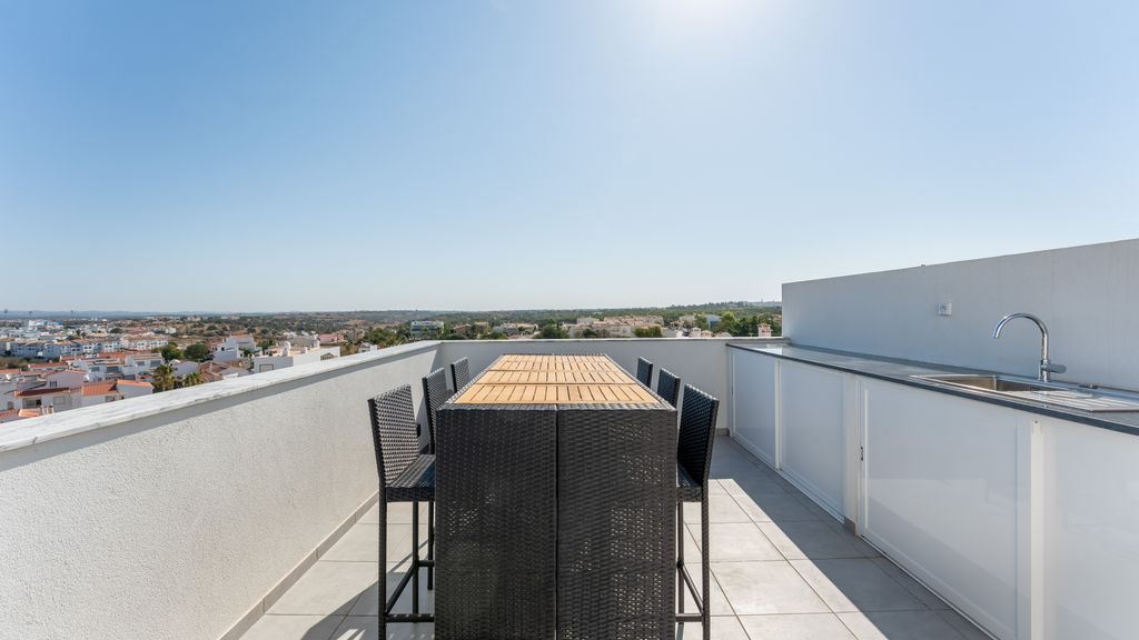 Modern 2 BDR Flat W/ Pool by LovelyStay