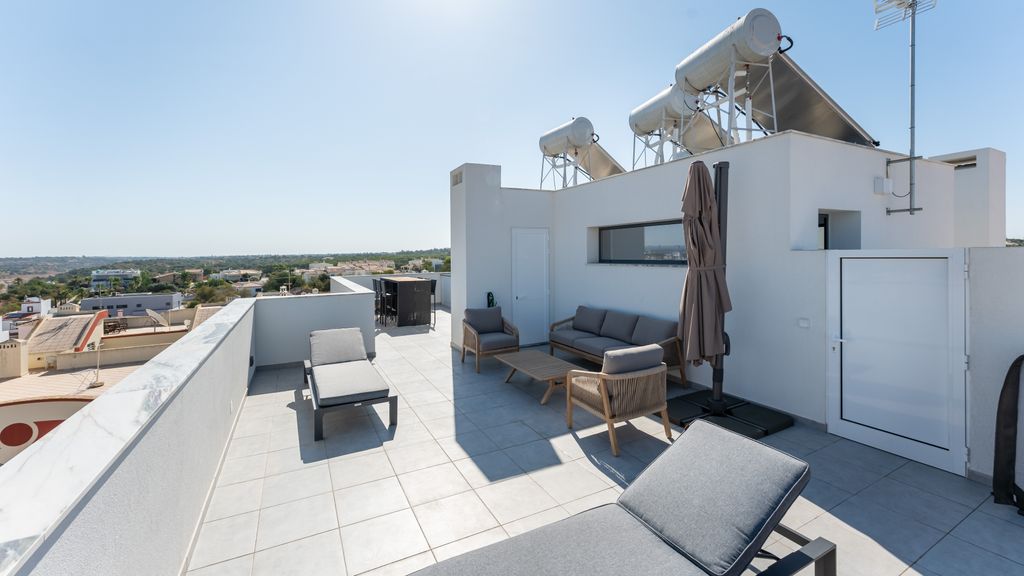 Modern 2 BDR Flat W/ Pool by LovelyStay