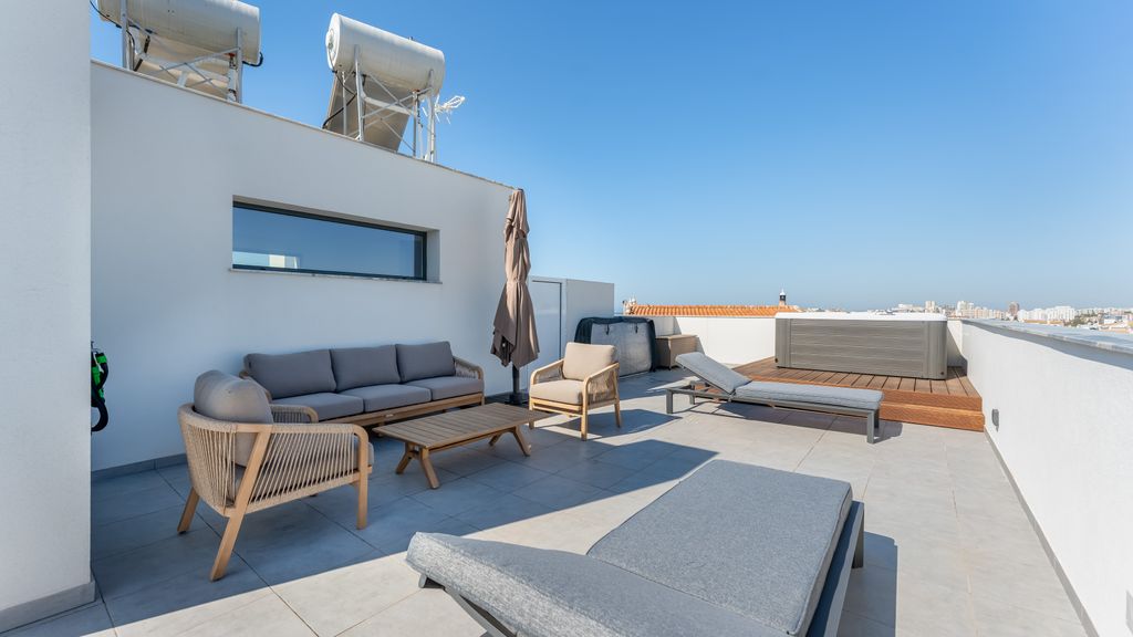 Modern 2 BDR Flat W/ Pool by LovelyStay