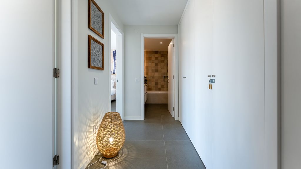 Modern 2 BDR Flat W/ Pool by LovelyStay