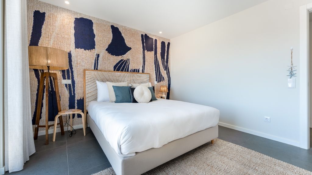 Modern 2 BDR Flat W/ Pool by LovelyStay