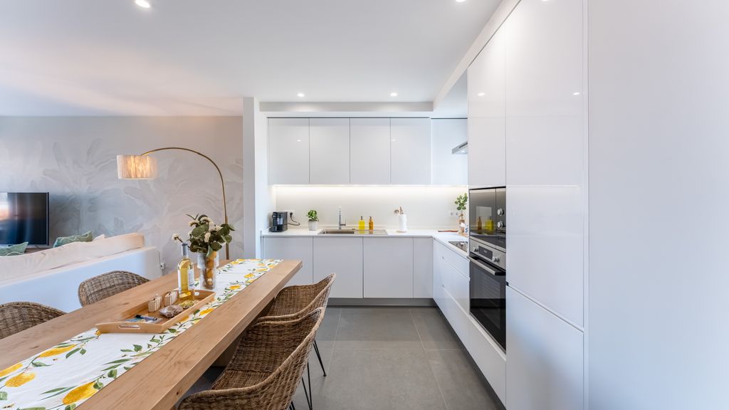 Modern 2 BDR Flat W/ Pool by LovelyStay