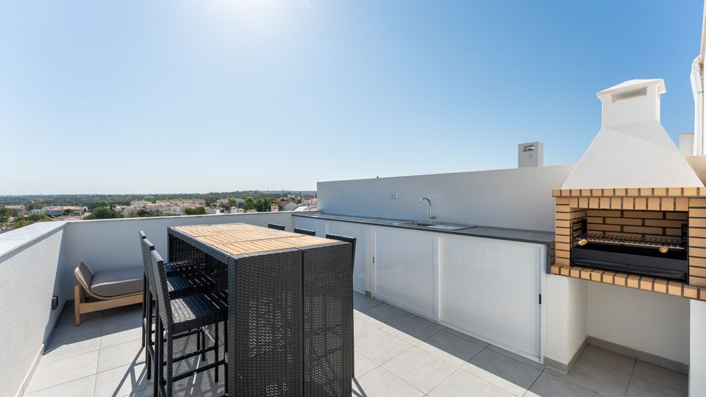 Modern 2 BDR Flat W/ Pool by LovelyStay