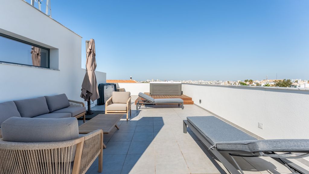 Modern 2 BDR Flat W/ Pool by LovelyStay