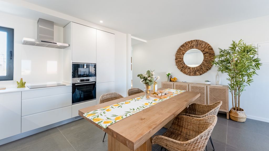 Modern 2 BDR Flat W/ Pool by LovelyStay