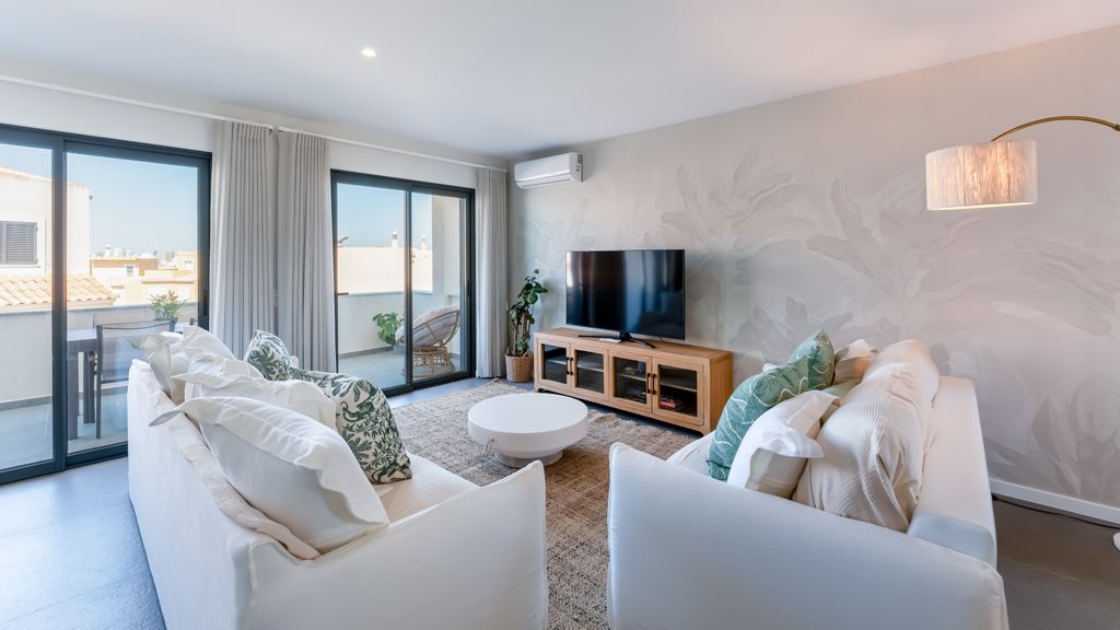 Modern 2 BDR Flat W/ Pool by LovelyStay