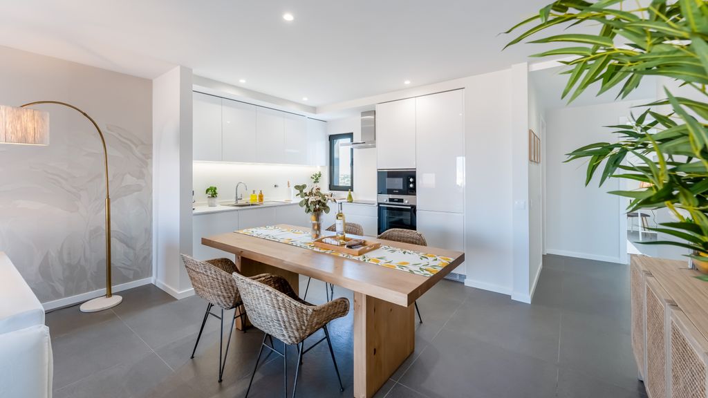 Modern 2 BDR Flat W/ Pool by LovelyStay