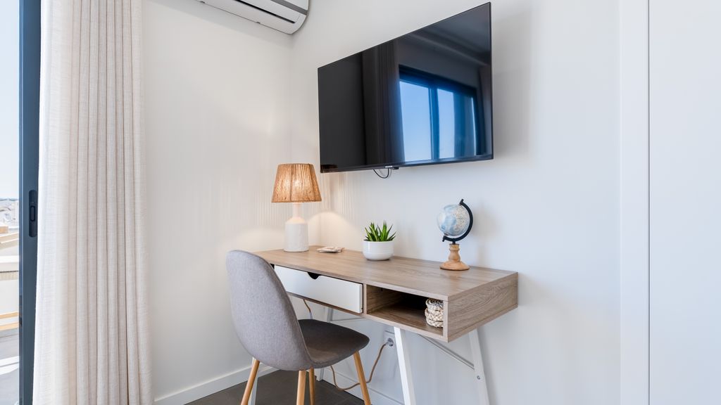 Modern 2 BDR Flat W/ Pool by LovelyStay