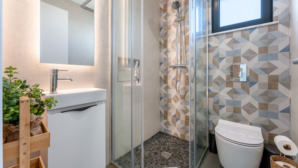 Modern 2 BDR Flat W/ Pool by LovelyStay