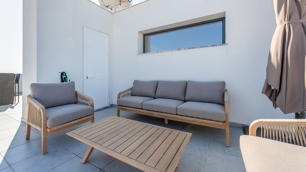 Modern 2 BDR Flat W/ Pool by LovelyStay