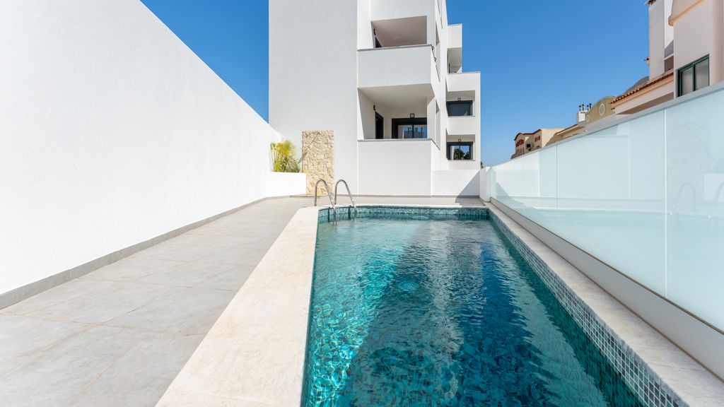 Modern 2 BDR Flat W/ Pool by LovelyStay