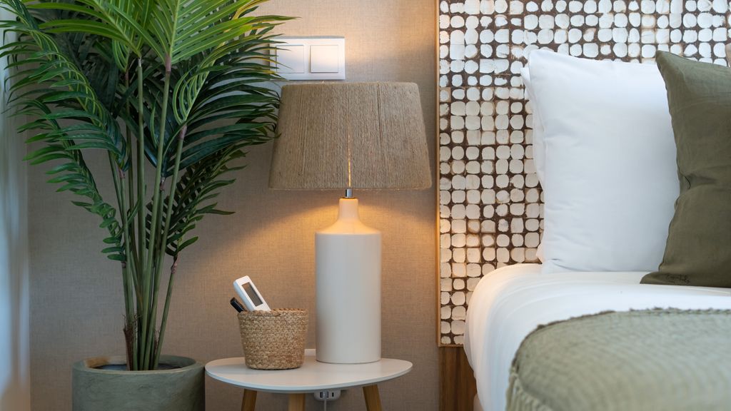 Modern 2 BDR Flat W/ Pool by LovelyStay