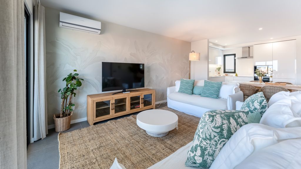 Modern 2 BDR Flat W/ Pool by LovelyStay