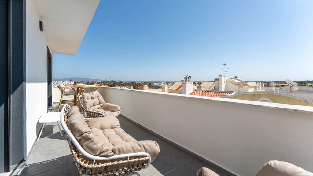 Modern 2 BDR Flat W/ Pool by LovelyStay