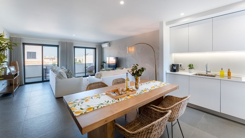 Modern 2 BDR Flat W/ Pool by LovelyStay