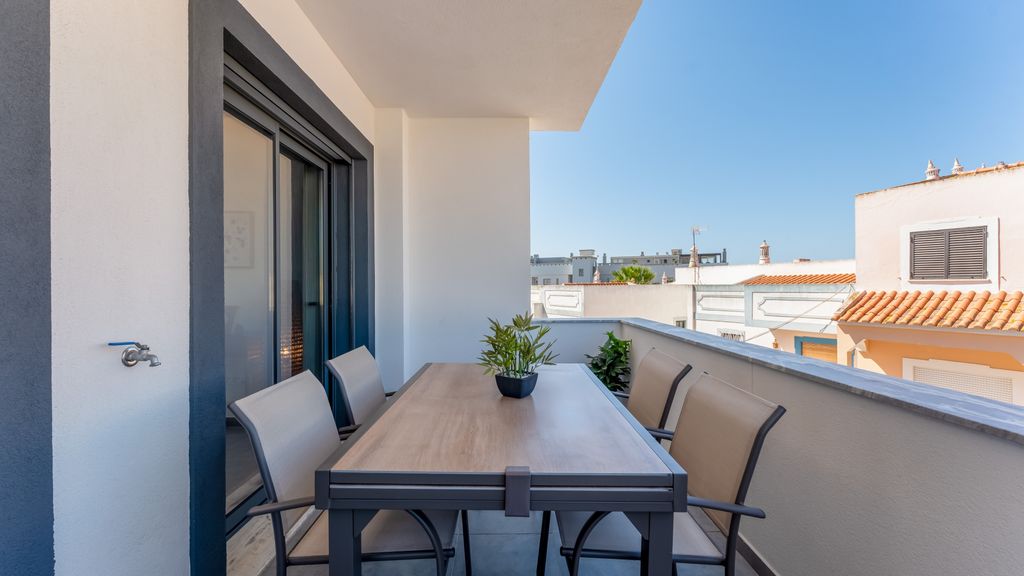 Modern 2 BDR Flat W/ Pool by LovelyStay