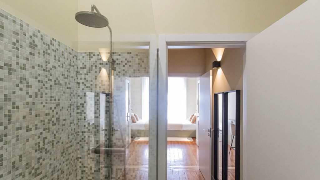 Guesthouse Bonjardim - 102 by LovelyStay