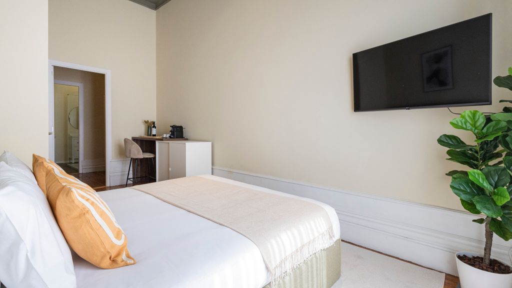Guesthouse Bonjardim - 102 by LovelyStay