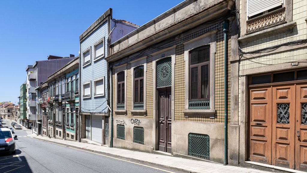 Guesthouse Bonjardim - 102 by LovelyStay