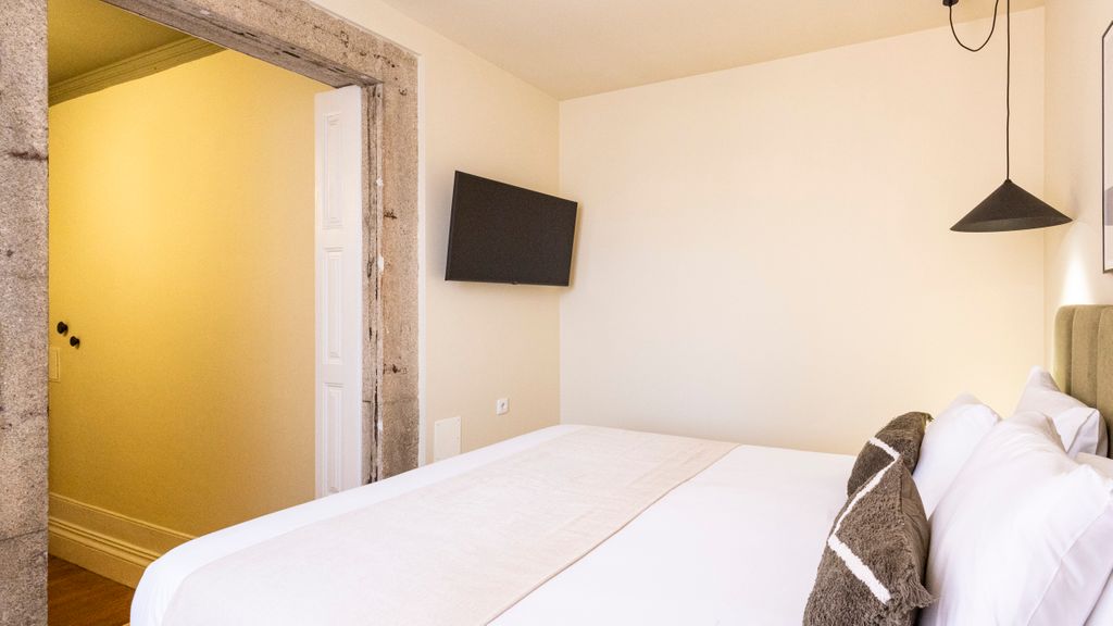 Guesthouse Bonjardim - 103 by LovelyStay