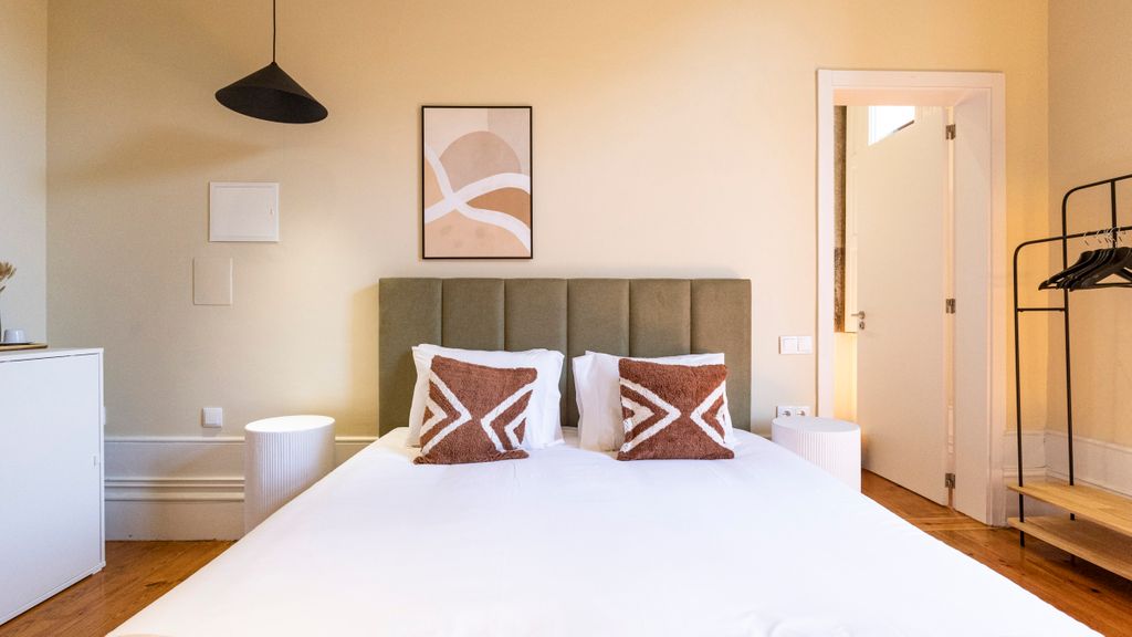 Guesthouse Bonjardim - 104 by LovelyStay