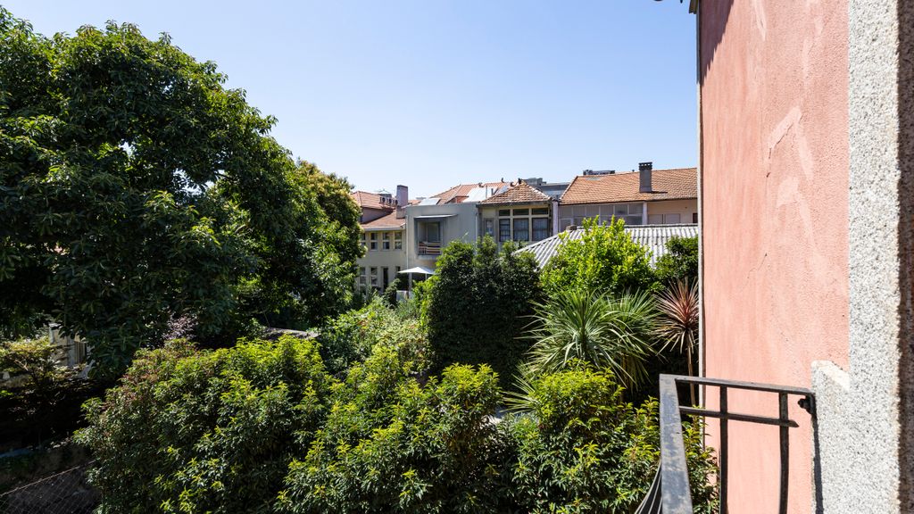 Guesthouse Bonjardim - 105 by LovelyStay