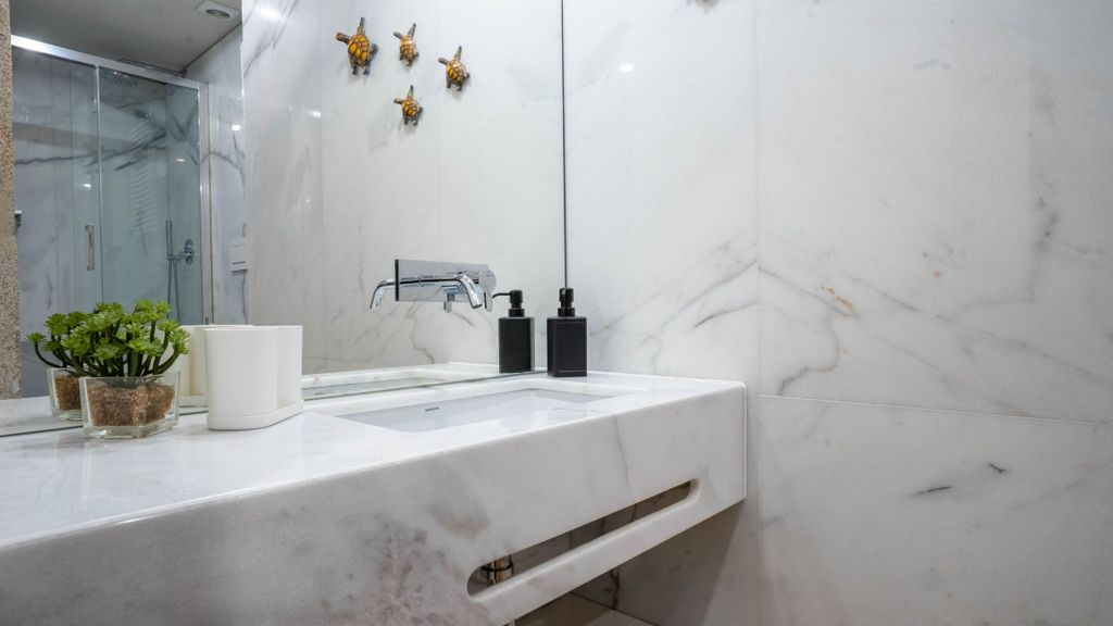 Primrose 1BR Delight w/ Parking by LovelyStay