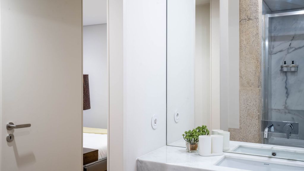 Primrose 1BR Delight w/ Parking by LovelyStay