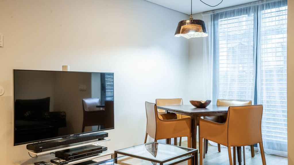 Primrose 1BR Delight w/ Parking by LovelyStay