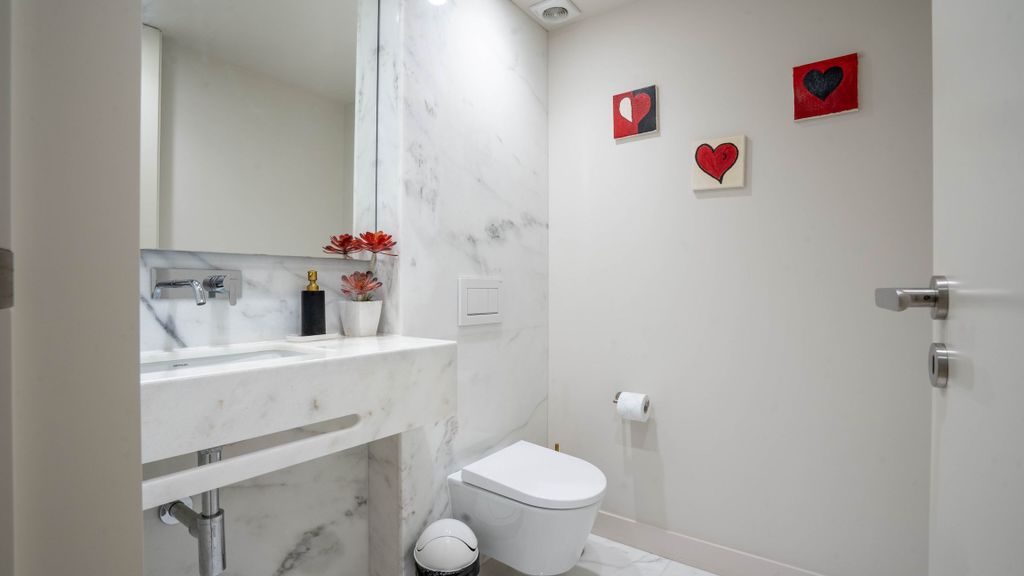 Primrose 1BR Delight w/ Parking by LovelyStay