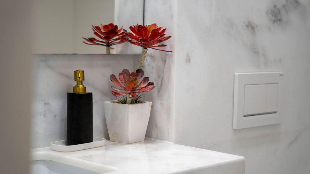 Primrose 1BR Delight w/ Parking by LovelyStay