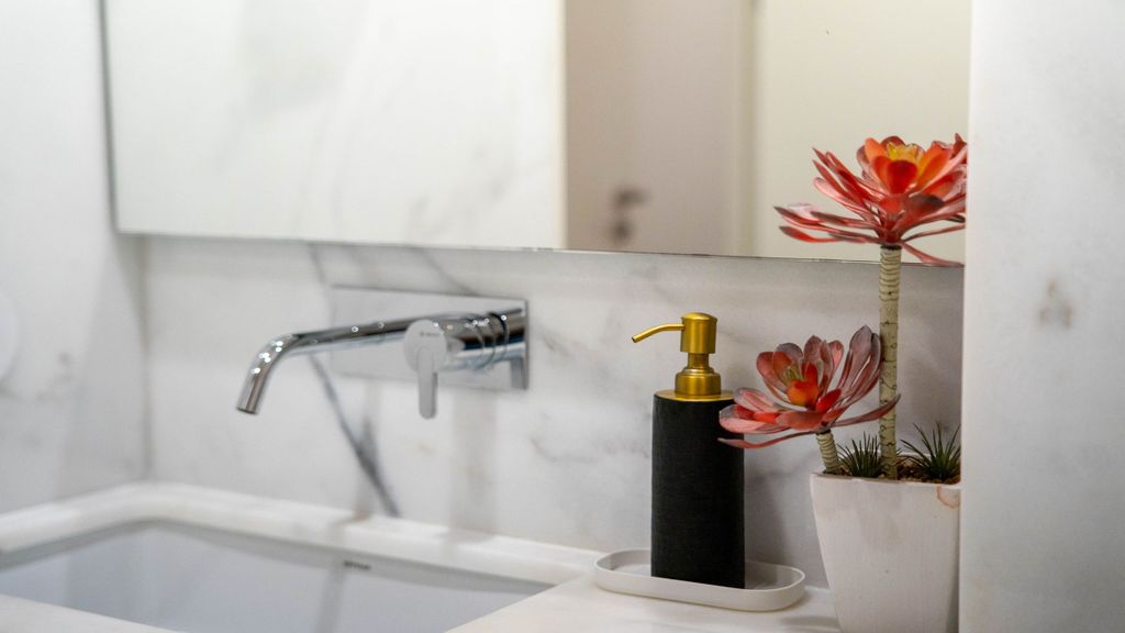 Primrose 1BR Delight w/ Parking by LovelyStay