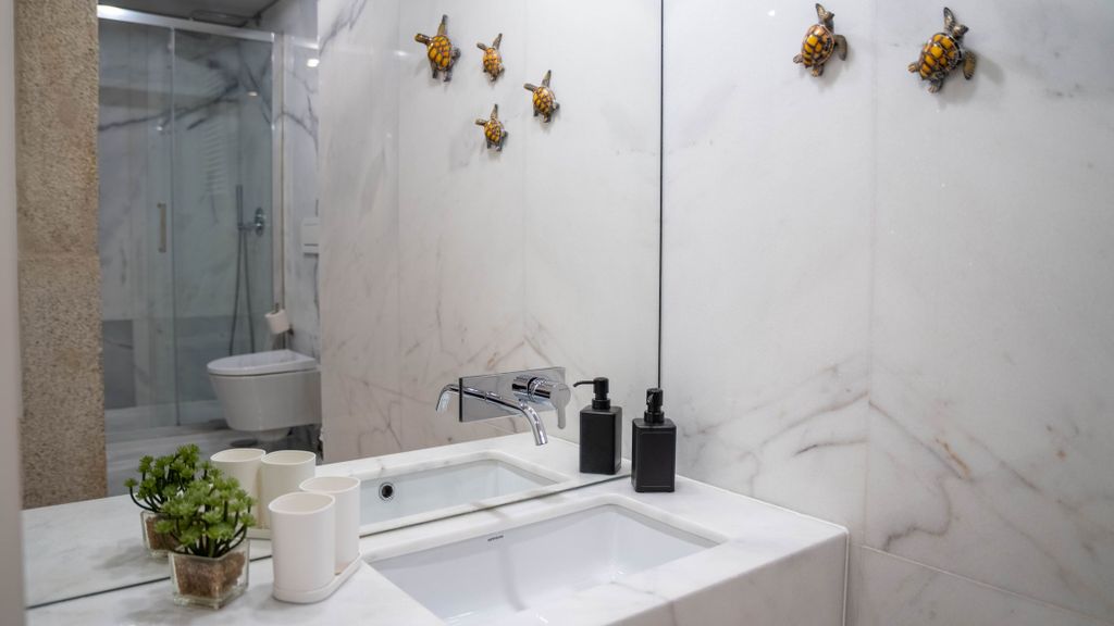 Primrose 1BR Delight w/ Parking by LovelyStay