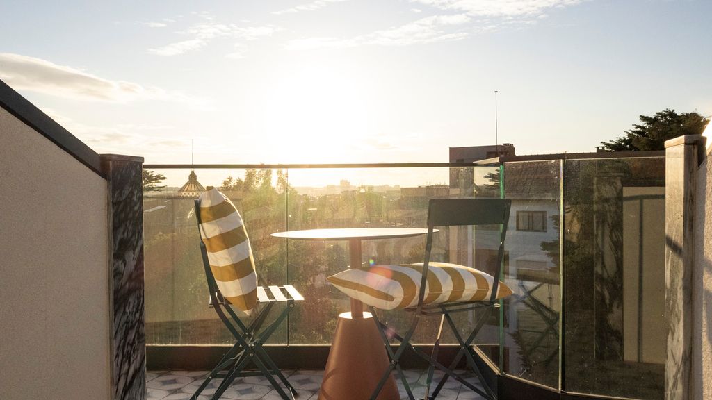 New 3BR w/ Rooftop & Balcony Views by LovelyStay