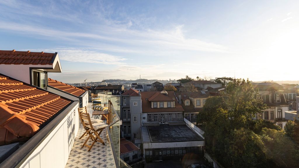 New 3BR w/ Rooftop & Balcony Views by LovelyStay