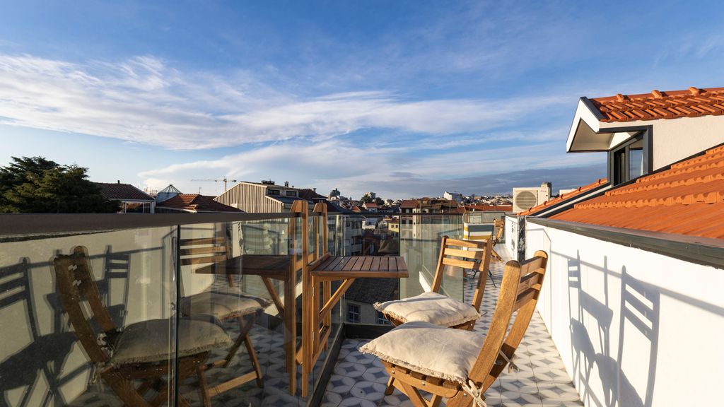 New 3BR w/ Rooftop & Balcony Views by LovelyStay