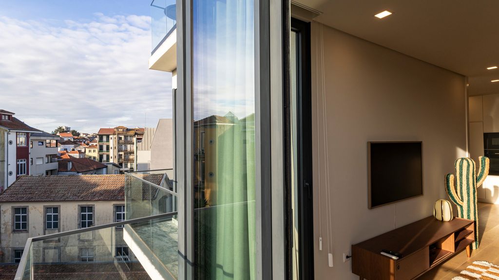 New 3BR w/ Rooftop & Balcony Views by LovelyStay